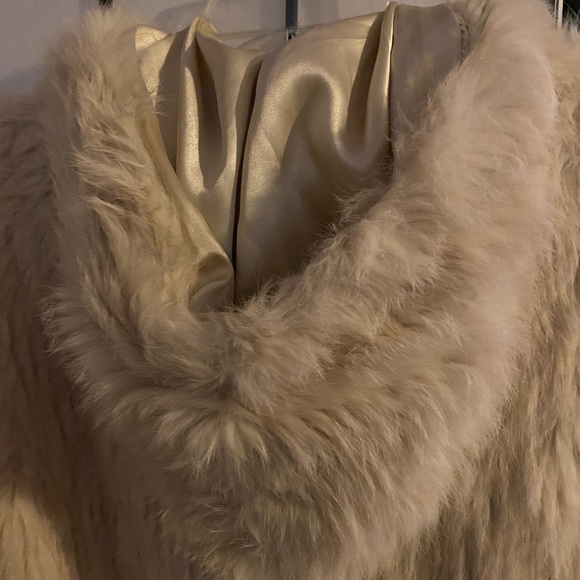 Warm up in this 💯 rabbit bomber style jacket with hood barely worn - Picture 10 of 10